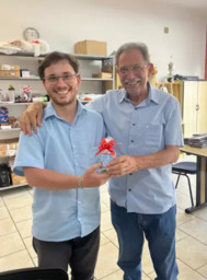 Entrega do brinde para Carlos da Loja Moyses Magazine