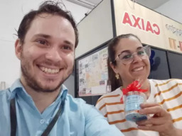 Entrega do brinde para Edna, proprietária da Loja Magazine Pititi