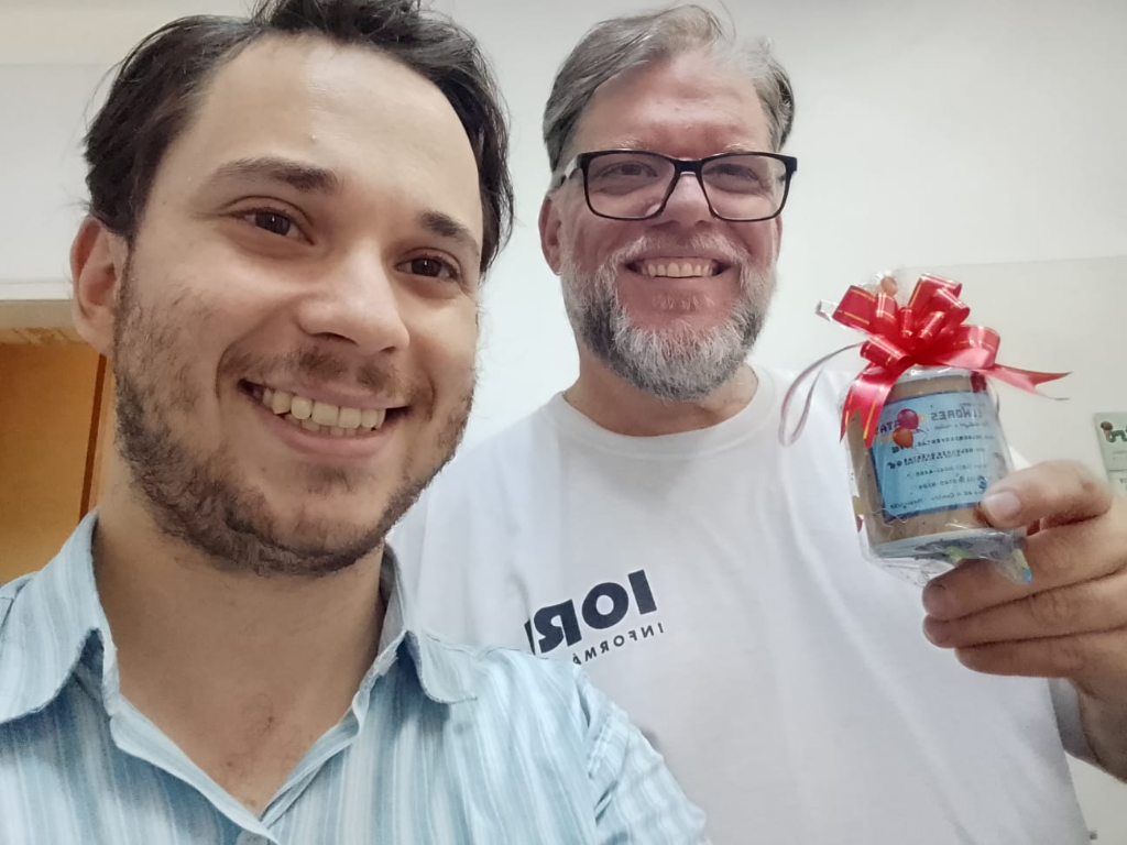 Entrega do brinde para Mateus da IORI Informática
