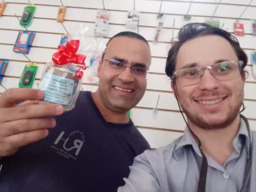 Entrega do brinde para Shadi da Loja Assistência Técnica Shadi