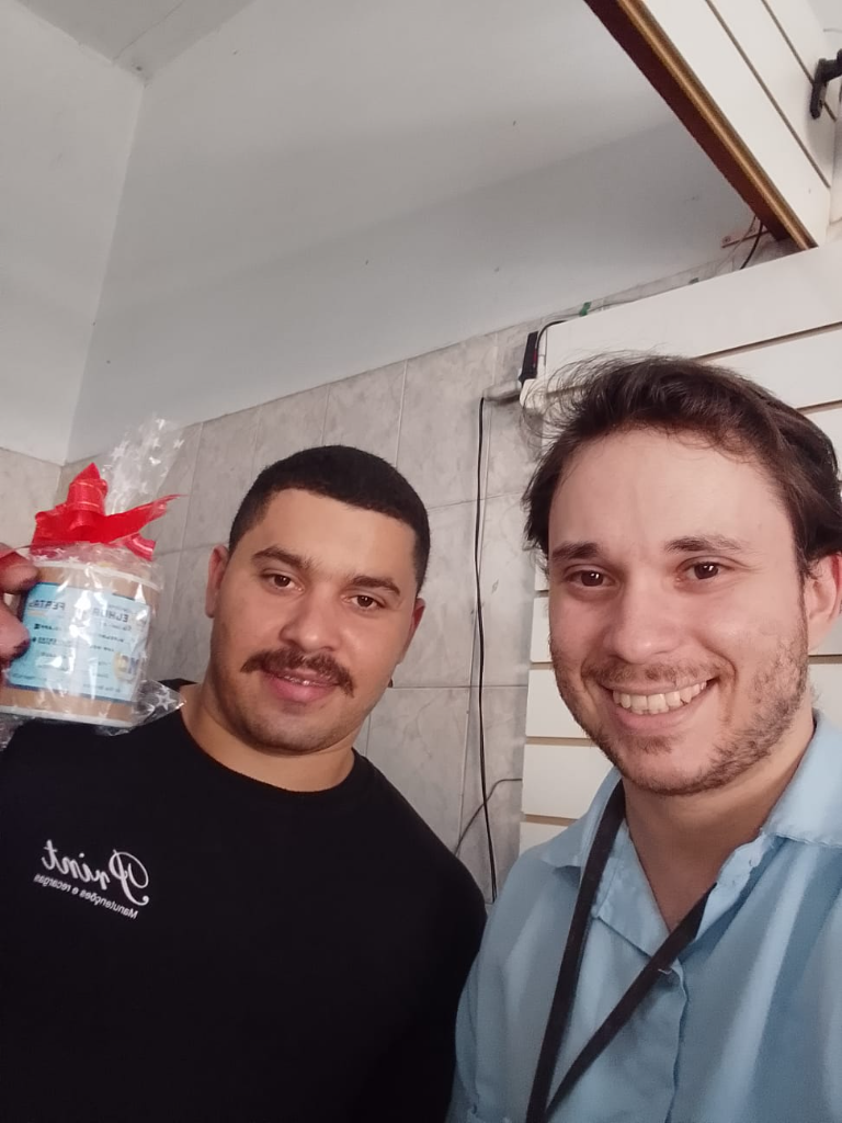 Entrega do brinde para Alexandre da Print Manutenção e Recargas de Impressoras