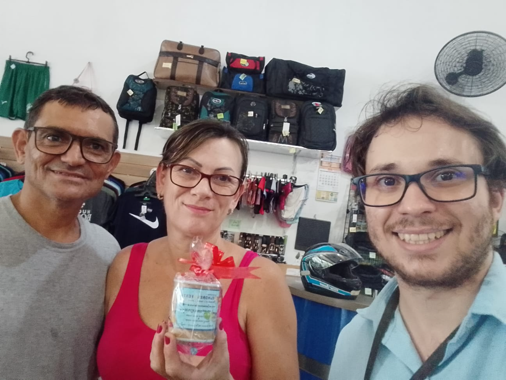 Entrega do brinde para Marcos da Loja Vest Modas!