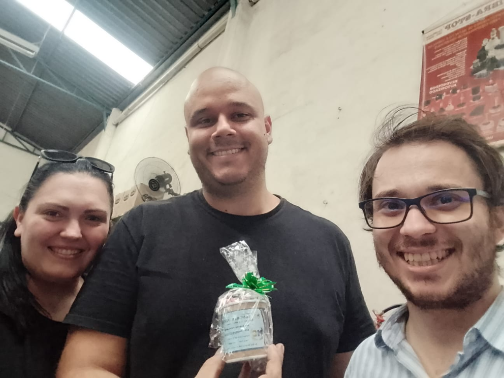 Entrega do brinde para Denis e Talita da Loja Central da Borracha