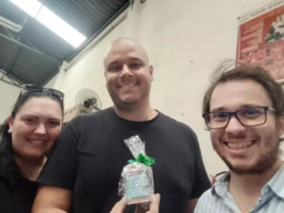 Entrega do brinde para Denis e Talita da Loja Central da Borracha