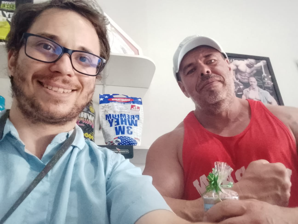 Entrega do brinde para Fabio Salgado Vernucci da Loja Sarga Suplementos
