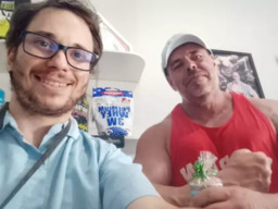 Entrega do brinde para Fabio Salgado Vernucci da Loja Sarga Suplementos