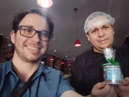 Entrega do brinde para Francisco Fagundes do Restaurante Sabor da China!