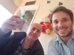 Entrega do brinde para Carlos Soares da Ração Ração Liquida!